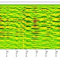 Figura 3. Ejemplo de radargrama filtrado y amplificado. El eje horizontal representa la distancia recorrida por la antena emisora/receptora (12 m) y el el vertical la ventana temporal de muestreo de la señal. Éste último se convierte en eje de profundidad tras determinar la velocidad de propagación de las ondas electromagnéticas en el medio investigado.